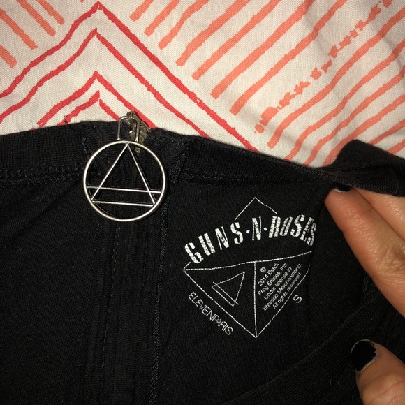 Guns and Roses T-Shirt with Asymmetrical Shoulders - Picture 3 of 4